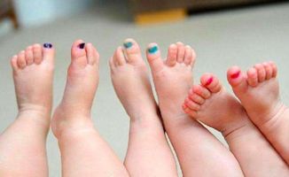 三胞胎分不清, 孕妈想出这法子, 宝宝的脚趾甲亮了 