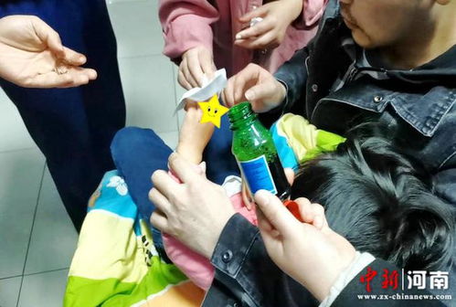 河南长葛 4岁女孩手指被卡输液瓶盖 消防队员暖心破拆成功救援