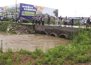 南京3岁男孩被雨水冲进河道不幸溺亡 