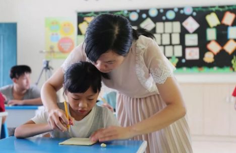 大学生因写一手 楔形 字火了,每一笔都横平竖直,阅卷老师看哭