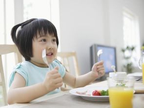 孩子不好好吃饭,大多是父母的错 看你做错了几条 