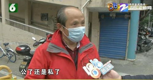 男子被冤枉偷手机,为自证清白当街脱衣服,怒称 被泼脏水气不过