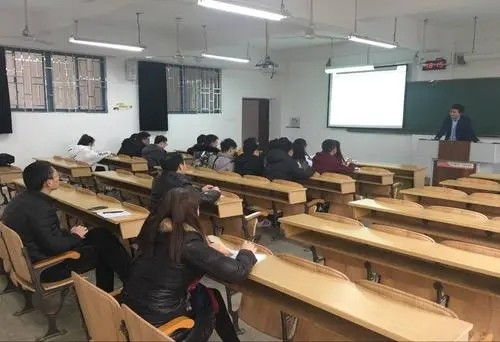 大学女老师忘关投影仪,搜索内容曝光,学生终于了解老师良苦用心