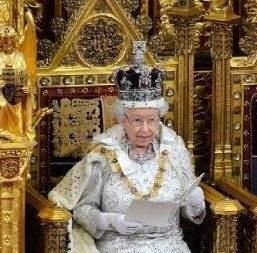 英国女王到底拥有哪些权利,真的只是象征意义吗 
