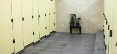 从 釜山行 来看公厕门下面为啥留缝隙