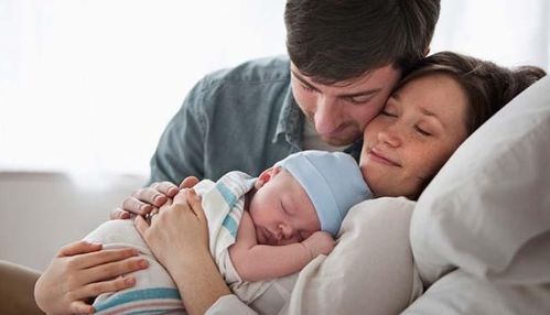 宝宝出生后第一个抱他的人有讲究, 三抱三不抱 ,宝妈要知道
