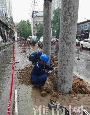 淮南这条路上的电线杆被移走了