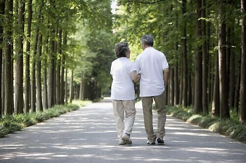 上了年纪的人喜欢背着手走路,享创 这存在安全隐患,得这样改