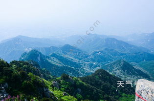 泰山旅游景点,标题：泰山：五岳之首，人文与自然之珠