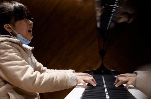 学钢琴两年就斩获国际大奖,广东11岁 无眼 女孩的故事,让人看哭