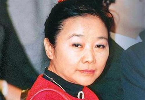 她是中国第一女首富,丈夫被绑架30年至今没找到,830亿遗产全捐