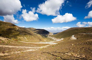 青藏线旅游,标题：青藏线之旅：穿越高原的壮丽与神秘