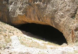 游客在山上发现一个奇怪山洞,好奇探查后马上尖叫着跑出来