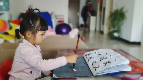 三岁半小宝拿起毛笔写字有模有样,但是写出来的是啥东西 