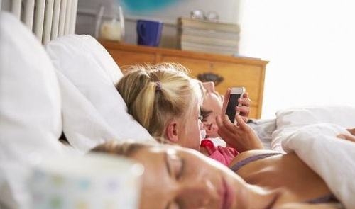 睡前爱玩手机的人,久而久之,会出现这5个毛病