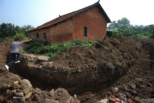 武汉一农户未签拆迁协议 老宅被挖1.5米深沟 