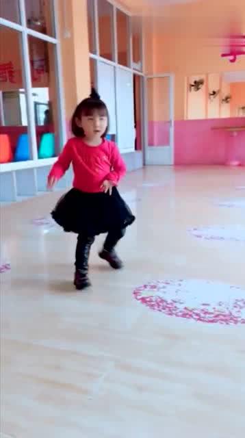 4岁小女孩在跳舞,这动作看着真是萌 
