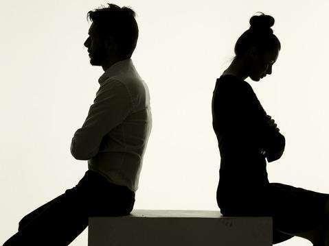 婚姻中 女性天生处于弱势吗 为什么天平总是向男性倾斜