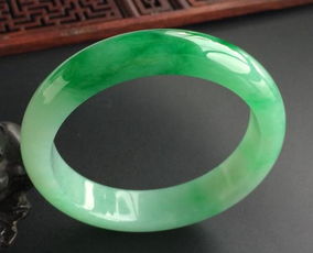 深绿色翡翠值钱吗,浅绿色的A货翡翠手镯7000元贵吗？
