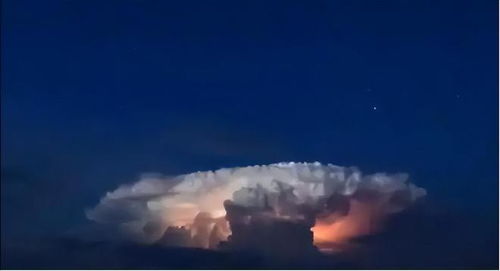重庆上空出现神秘 雷暴云团 ,不明物体快速坠落,那是什么