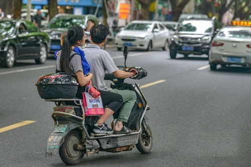 男子骑电动车超载,现场开出超3.6米长的罚单,数完罚单手都会酸