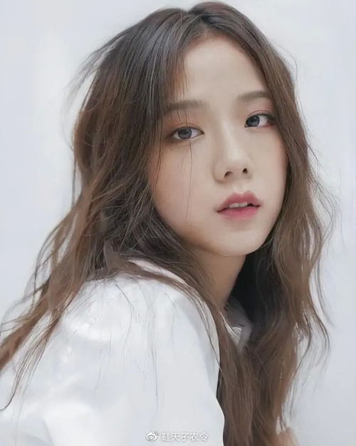 金智秀 BLACKPINK组合成员 JISOO,代言全新 Dior Lip Glow 唇彩001 粉红色