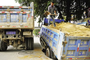 连江一路面塌陷 卡车 屁股 失控滑进坑里 