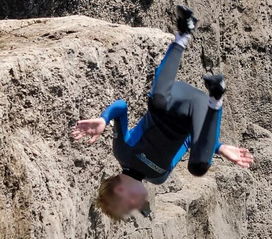 惊险 英12岁男孩悬崖跳水寻刺激险酿成悲剧