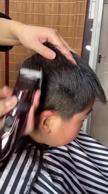 男生剪发教程,男生剪教程:打造完美发型的海报