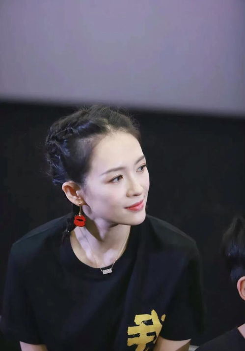 汪峰携大女儿助阵章子怡新片,一家三口现场挥手互动温馨有爱