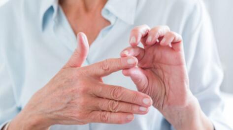 很多人手指关节部位,总是感到疼痛和僵硬,这是什么原因导致的