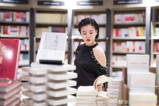 西安书城里手拿书本的知性美女模特 是不是更添一丝韵味 