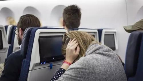 有的人在坐飞机时为什么会出现耳朵疼的症状