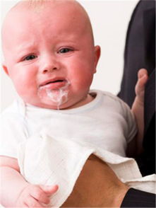 三个月婴儿吐奶？三个月的婴儿大口吐奶是怎么回事