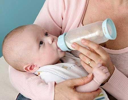 刚出生四天的婴儿一次吃多少奶粉合适 刚出 