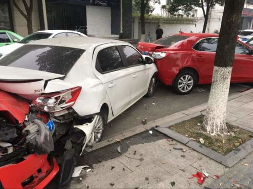 汽车停路边被撞,先报警还是打电话给保险 搞懂顺序很重要