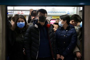 预防新型冠状病毒 北京不少市民戴口罩出行 