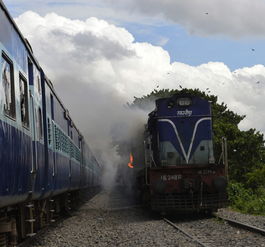 印度火车撞人35人死亡 列车被烧司机遭打 