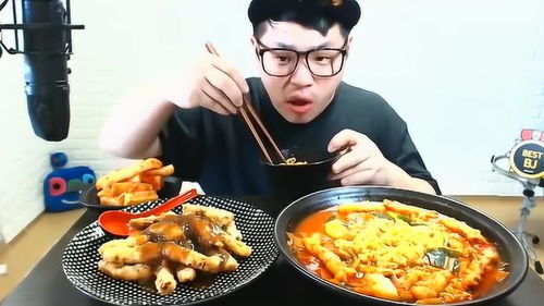 韩国小伙吃火鸡面,好大一锅,搭配炸猪肉吃上瘾了 