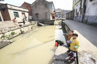 浙江绍兴村民在被污染河水中洗衣 