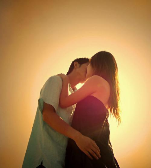 爆笑第一次接吻糗事，我和女朋友躲在电影院里第一次接吻时！