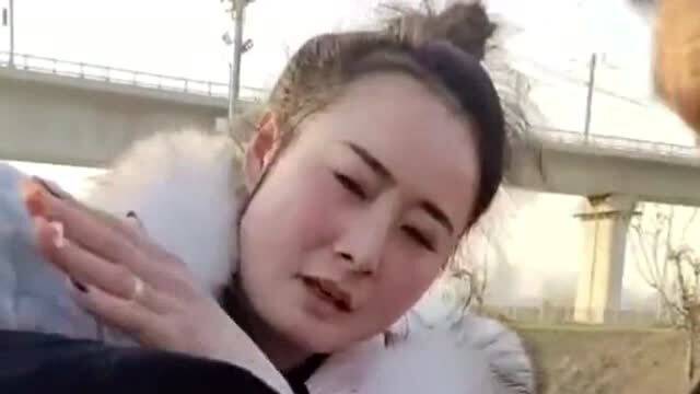 小孩不慎落水,姑娘跳入水中救出孩子,及时进行施救拯救了一个家庭 