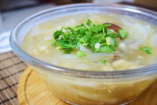 萝卜羊肉汤的做法,萝卜羊肉汤是一道美味的家常菜，羊肉的鲜美和萝卜的清爽