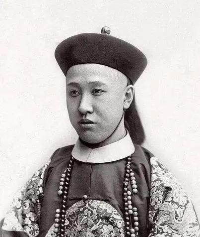 清朝最后一个皇上,清朝末代皇帝溥仪:从龙椅到囚笼
