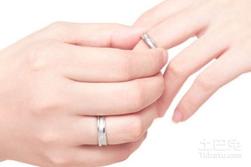 女生和男生左手中指带戒指是什么意思
