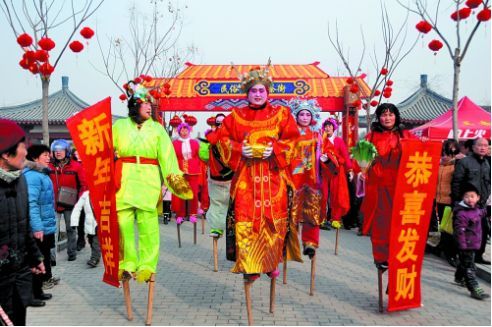 封丘年 巨资打造 打铁花 赏花灯 逛庙会 吃美食 趣封丘 过大年首届民俗文化节门票派发中..... 