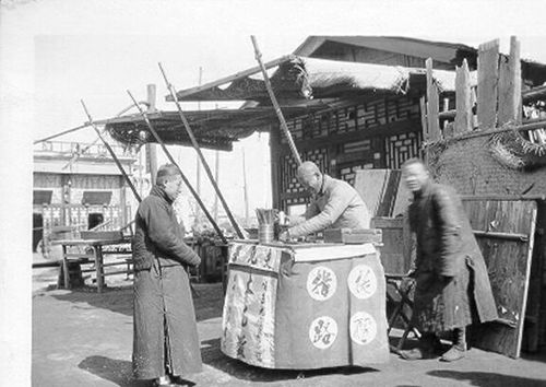 老照片 1920年的北京 隆福寺庙会热闹得很