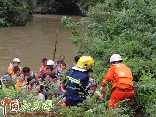 吉安遂川百余名游客进山游玩遇暴雨被困 消防成功救援 多图