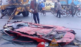 远离大车 看大车如何压扁小车 