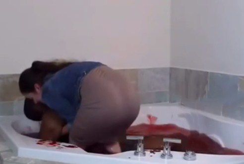 男友洗澡倒在红色浴池中,女子报警救人却被拘留,结果让人愤怒